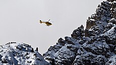 Vrtulník transportuje zran�nou Lindsey Vonnovou ze sjezdovky v Cortin�.