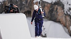 Americký kou� odná�í ly�e Lindsey Vonnové ze sjezdovky.