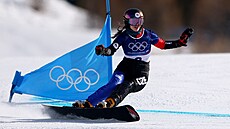 Zuzana Mad�rová ve vy�azovací �ásti paralelního ob�ího slalomu snowboardistek. 