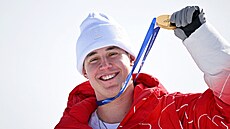 �výcar Franjo von Allmen se zlatou medailí z olympijského sjezdu.