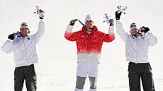 Medailisté z olympijského sjezdu. Uprost�ed zlatý �výcar Franjo von Allmen a po...