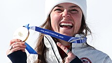 TOHLE NEBYL VÁNEK, ALE URAGÁN! Breezy Johnsonová se raduje ze své zlaté medaile...