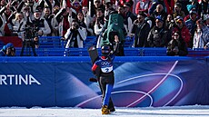 Zlatá olympijská medailistka Zuzana Mad�rová zdraví publikum, v n�m� je i �eský...