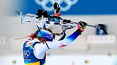 Tereza Voborníková se chystá ke st�elb� ve smí�ené biatlonové �tafet�.