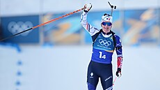 Julia Simonová dová�í francouzskou biatlonovou smí�enou �tafetu do cíle na...
