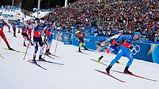 Ital Tommaso Giacomel vede chumel biatlonist� v úvodu smí�ené �tafety.