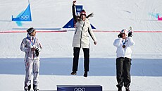 Zuzana Mad�rová a její oslavný skok na stupních vít�z� po zisku zlaté medaile.