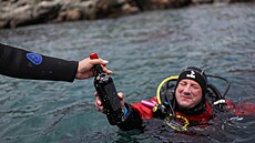 V kovových klecích u malého ostrova Locos na severu Chile skladují potáp��i na...