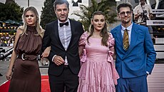 Úst�ední postavy delegace k filmu Sbormistr. P�edstavitelky filmových sester...