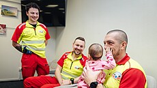 ��astná maminka p�inesla ukázat záchraná��m sedmim�sí�ní Lucii. �ena v...