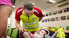 Sedmim�sí�ní Lucie na náv�t�v� mezi zdravotnickými záchraná�i