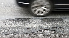 Díry v silnicích silni�á�i opraví a� po zimní sezon�. Do té doby p�ed n�kterými...