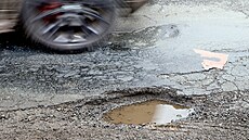 Díry v silnicích silni�á�i opraví a� po zimní sezon�. Do té doby p�ed n�kterými...