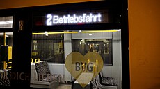 Slu�ební jízda berlínské tramvaje �íslo 2 nad ránem v pond�lí 2. února 2026
