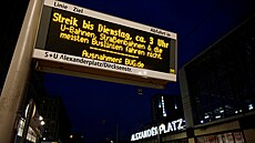 Informa�ní tabula na berlínském dopravním uzlu Alexanderplatz upozor�uje na...