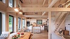 Velkorysý spole�ný obývací prostor otev�ený do krovu si man�elé p�áli od...