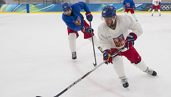 David Pastr�ák na tréninku �eských hokejist�, dotírá na n�j Mat�j Stránský.