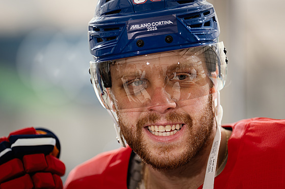 �eský hokejový úto�ník David Pastr�ák dává rozhovor po tréninku na olympiád� v...