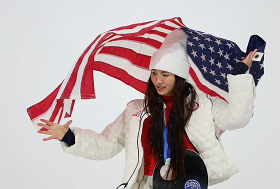 St�íbrná medailistka Chloe Kimová ze Spojených stát� slaví druhé místo b�hem...