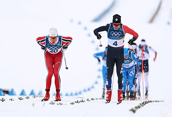 Ji�í Tu� (4) v akci b�hem semifinále sprintu klasicky mu��. (10. února 2026)