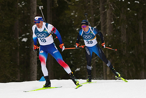 Michal Kr�má� a Mark-Markos Kehva z Estonska v akci b�hem závodu na 20...
