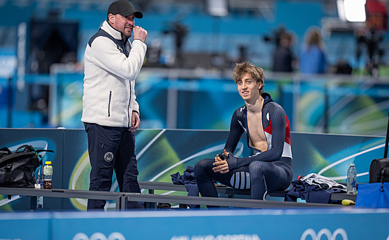 Metod�j Jílek a trenér Kalon Dobbin p�ed závodem v rychrobruslení na 10...