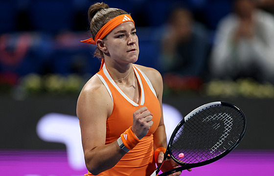 Karolína Muchová se hecuje ve finále turnaje v Dauhá.