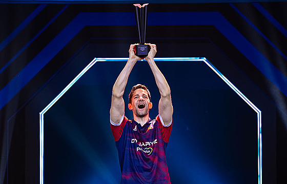 Stolní tenista Lubomír Jan�a�ík pózuje s trofejí pro vít�ze turnaje sv�tového...