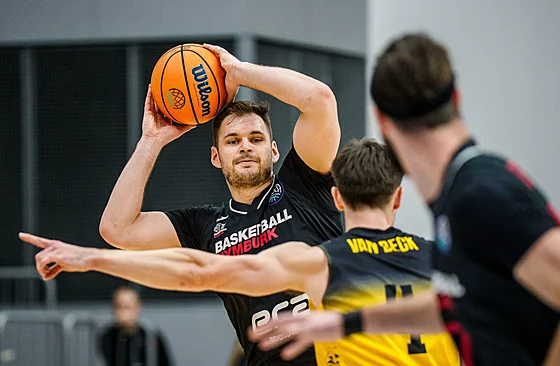 Nymburský Jaromír Boha�ík p�ihrává v utkání s Tenerife v rámci osmifinálové...