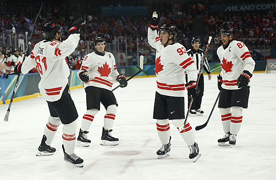 Kanad�tí úto�níci Mark Stone a Mitchell Marner se radují z gólu v utkání s...