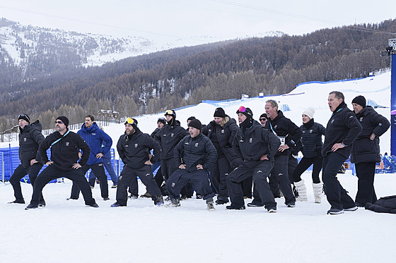 �lenové novozélandské výpravy oslavili bronzový medailový úsp�ch Lucy...