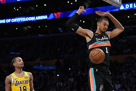 Victor Wembanyama (1) ze San Antonio Spurs zasme�oval v zápase s Los Angeles...