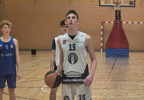 Marek Hou�ka z D��ína se chystá na trestný hod b�hem mláde�nického turnaje EYBL.