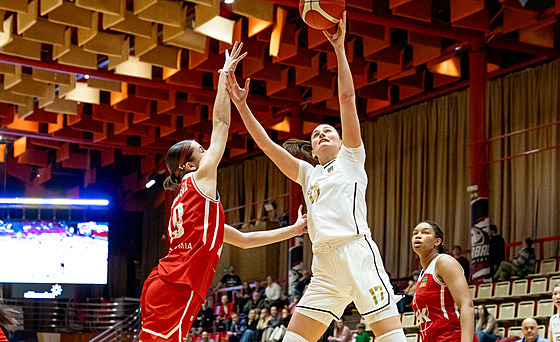 Eli�ka Brejchová z Levhartic Chomutov zakon�uje na ko� DSK Basketball Brandýs.