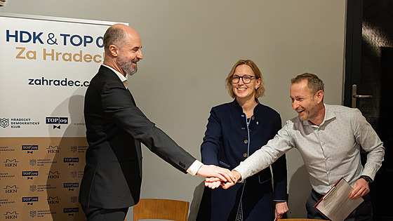 Zástupci HDK, TOP 09 a kantor� v Pivovarských domech v Hradci Králové podepsali...