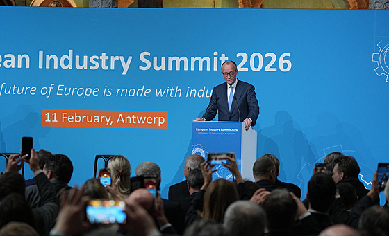 N�mecký kanclé� Friedrich Merz p�i projevu na summitu v Antverpách (11. února...