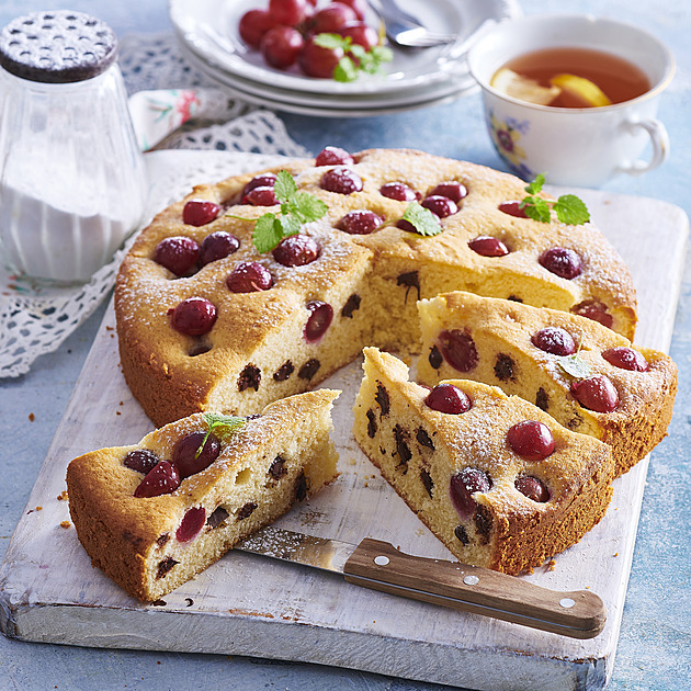 Koláč s kousky čokolády a hrozny – jednoduchý domácí moučník ke kávě