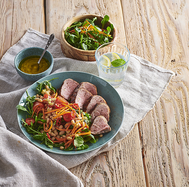 Vepřová panenka s fazolovým salátem a medovou zálivkou – lehký oběd nebo večeře