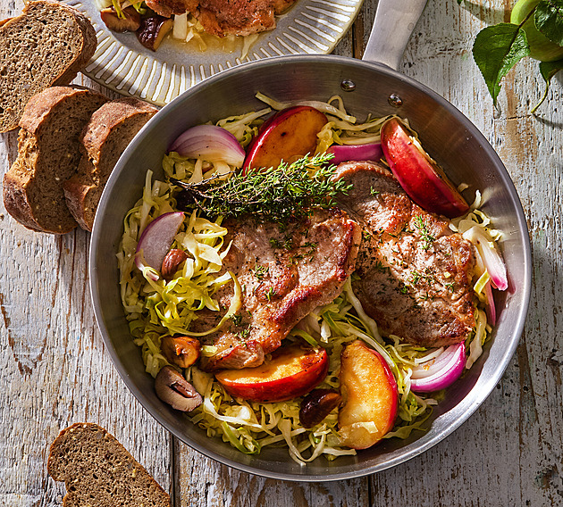 Pomalu pečená krkovice se zelím a jablky - šťavnatá klasika s jemně nasládlým nádechem