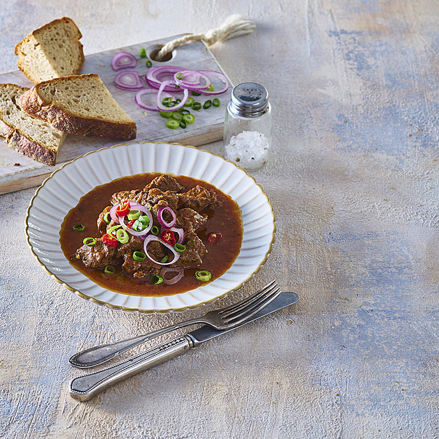 Guláš z pomalého hrnce – šťavnaté maso pro dokonalou chuť