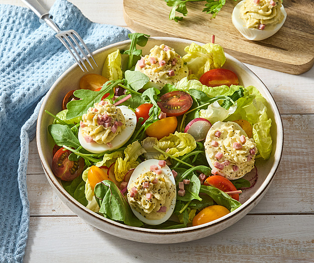 Plněná vejce na salátu - jednoduchý salát s nádechem jara