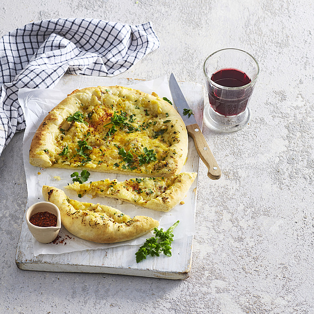 Chlebové placky s čedarem – sýrová chuťovka ideální k vínu nebo jako předkrmPerex: