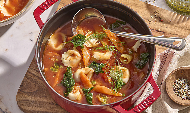 Polévka s tortellinami - italská polévka plná těstovin a zeleniny
