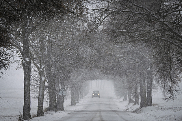 Sněhová kalamita zavinila desítky nehod. Intenzivní sněžení má místy pokračovat