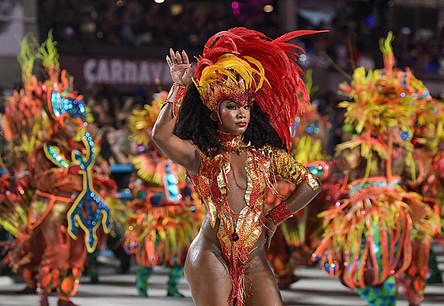 Odhalená těla i oslnivé kostýmy. Rio de Janeiro ožilo karnevalem