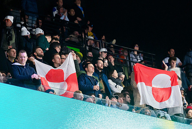 Fanoušci mávali při utkání Dánska a USA grónskou vlajkou. Pořadatelé ji zakázali