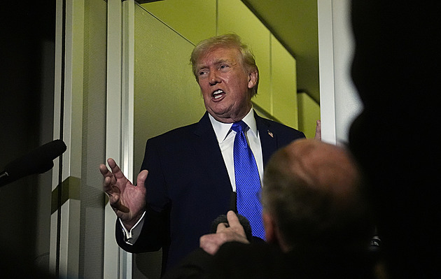 Přestaňte tutlat Epsteinovy spisy, vyzvala Clintonová. Není co skrývat, vzkázal Trump