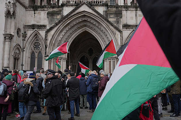 Britský soud zvrátil zákaz skupiny Palestine Action. Policie přestane zatýkat