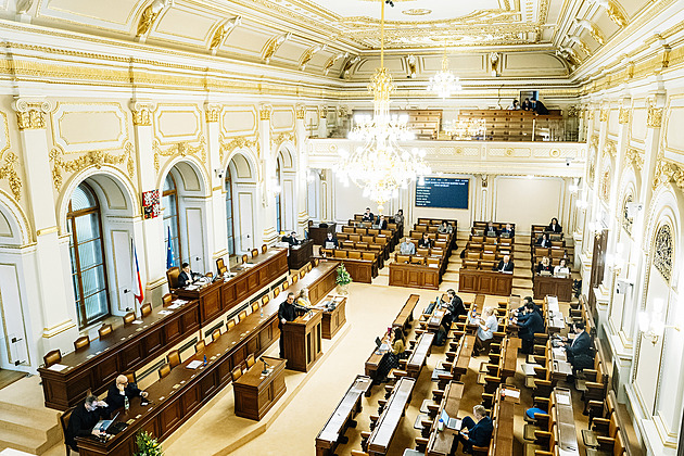 Nejtěžší kniha letošního roku? Pět kilo české stranické politiky!