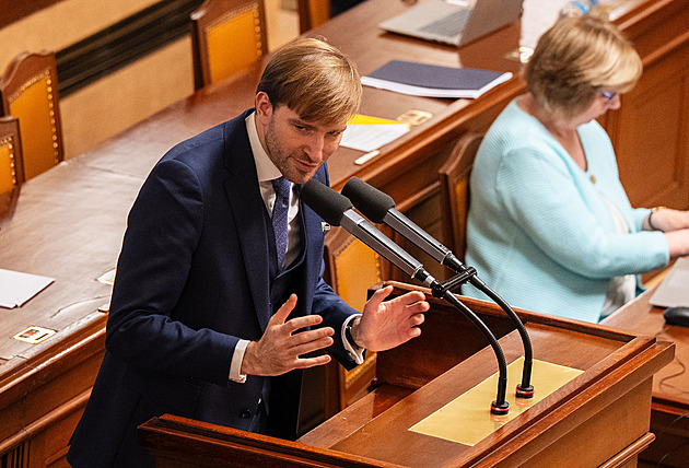 Poslanci jednají o přerozdělení peněz VZP. Skopeček kritizuje odvolání Kabátka